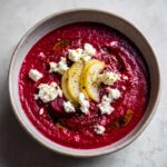 Zupa z pieczonych buraków, gruszką i kozim serem – smak, który zachwyca! 🍲🍐🧀