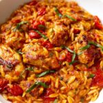 Kurczak z makaronem orzo w kremowym sosie pomidorowym – idealne danie na każdą okazję!