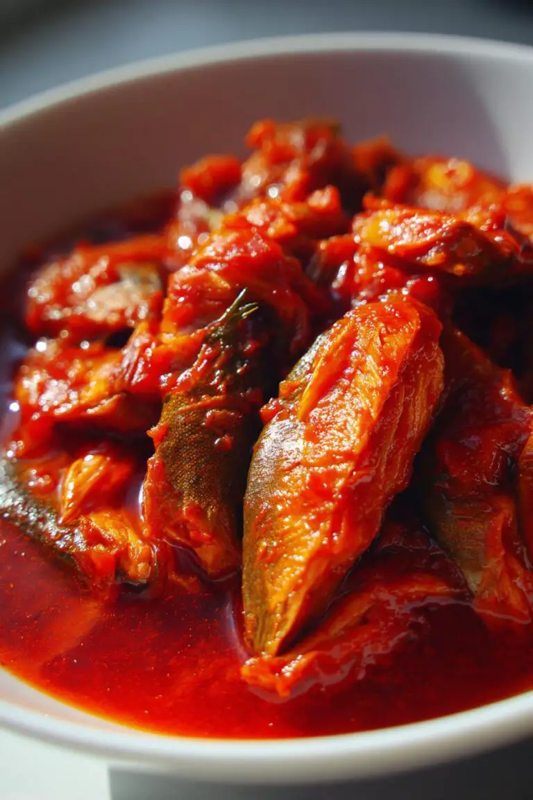 ŚLEDZIE W SOSIE POMIDOROWYM 🐟🍅 To pyszne danie, które zachwyci każdego miłośnika ryb!