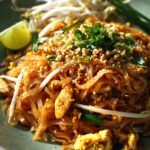 Pad Thai z kurczakiem i orzeszkami ziemnymi: Zapach ulic Bangkoku