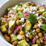 SAŁATKA Z CIECIERZYCY I AWOKADO 🥗🥑 To zdrowa i sycąca propozycja na każdą porę dnia!