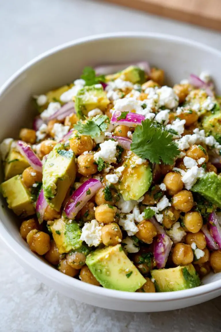 SAŁATKA Z CIECIERZYCY I AWOKADO 🥗🥑 To zdrowa i sycąca propozycja na każdą porę dnia!