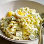 Sałatka makaronowa z jajkiem i serem
